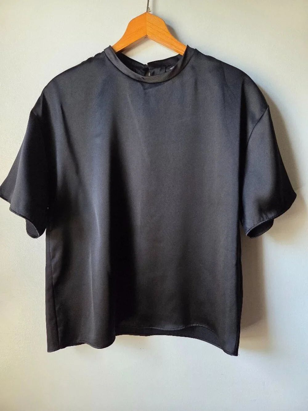 EUC LIKE NEW ZARA BLACK SATIN FEEL MINIMALIST SHIRT TOP SIZE SMALL